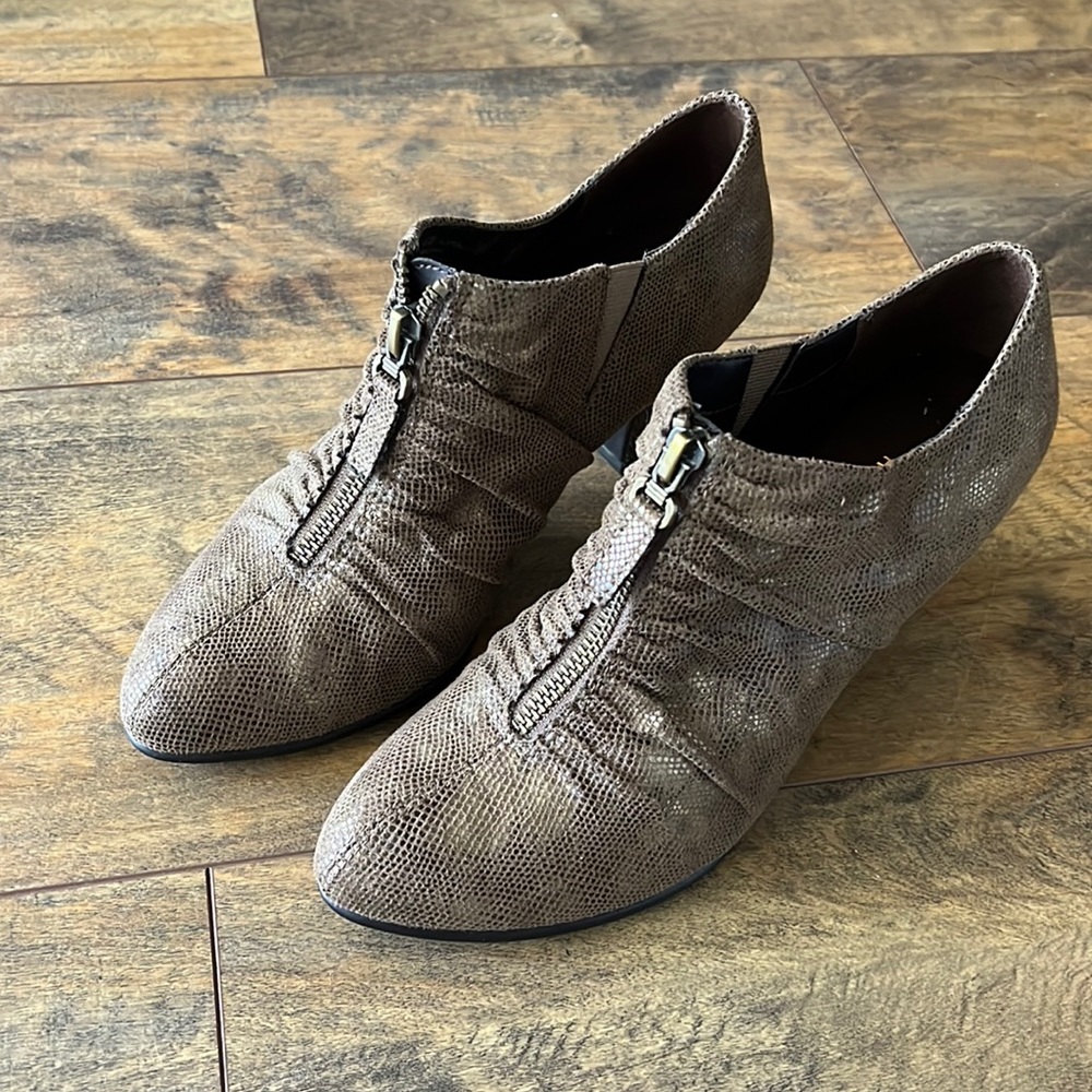 Aerosols heel rest Jalapeño gold snake skin boots.